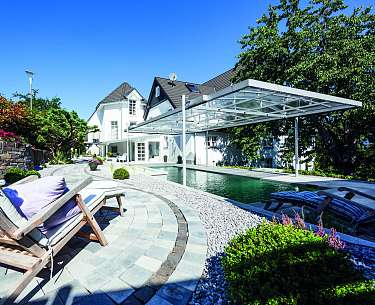 Blick von der Liege auf den Natur Pool 