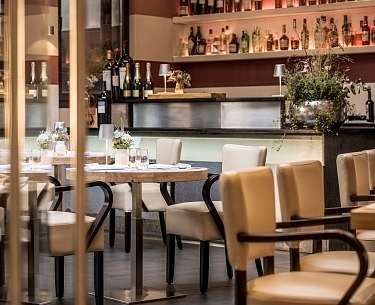 Bistro Julius mit Bar und Terrasse